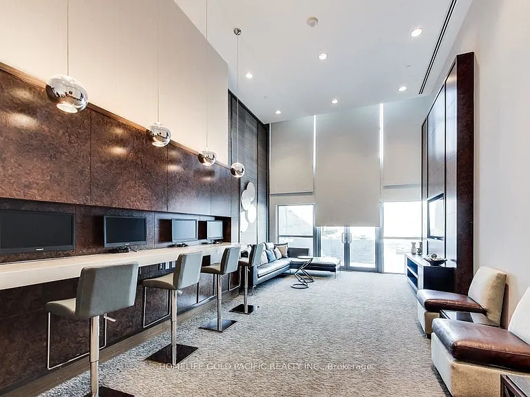 386 Yonge St #1716 — Photo 4