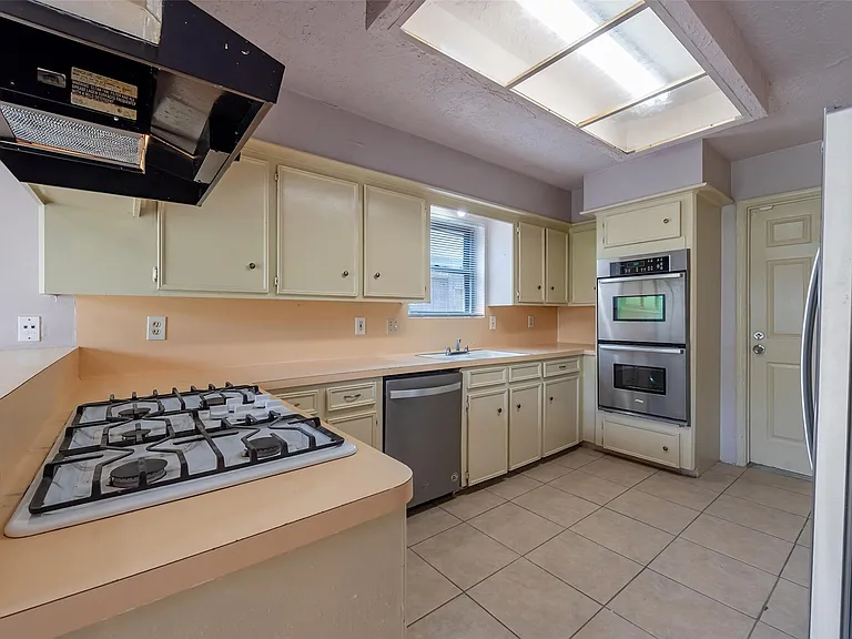 1915 Mustang Springs Dr — Photo 15
