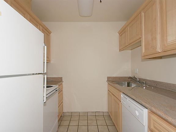 4th image of 408 Grant Ave APT 404