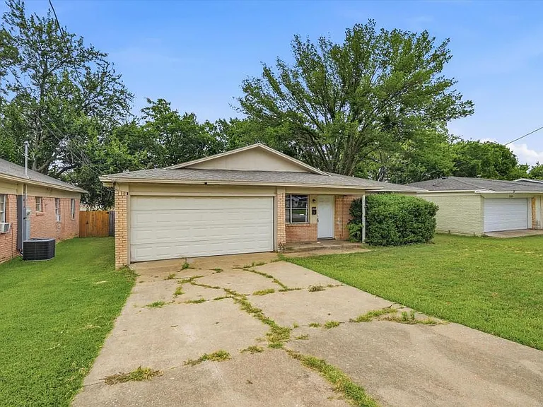 2521 N Hickory St — Photo 3