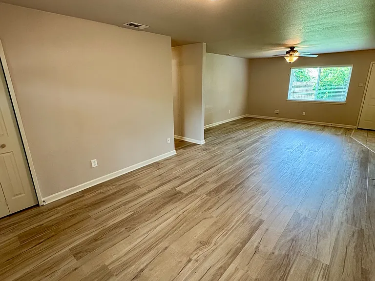 2801 W Springdale Cir — Photo 2