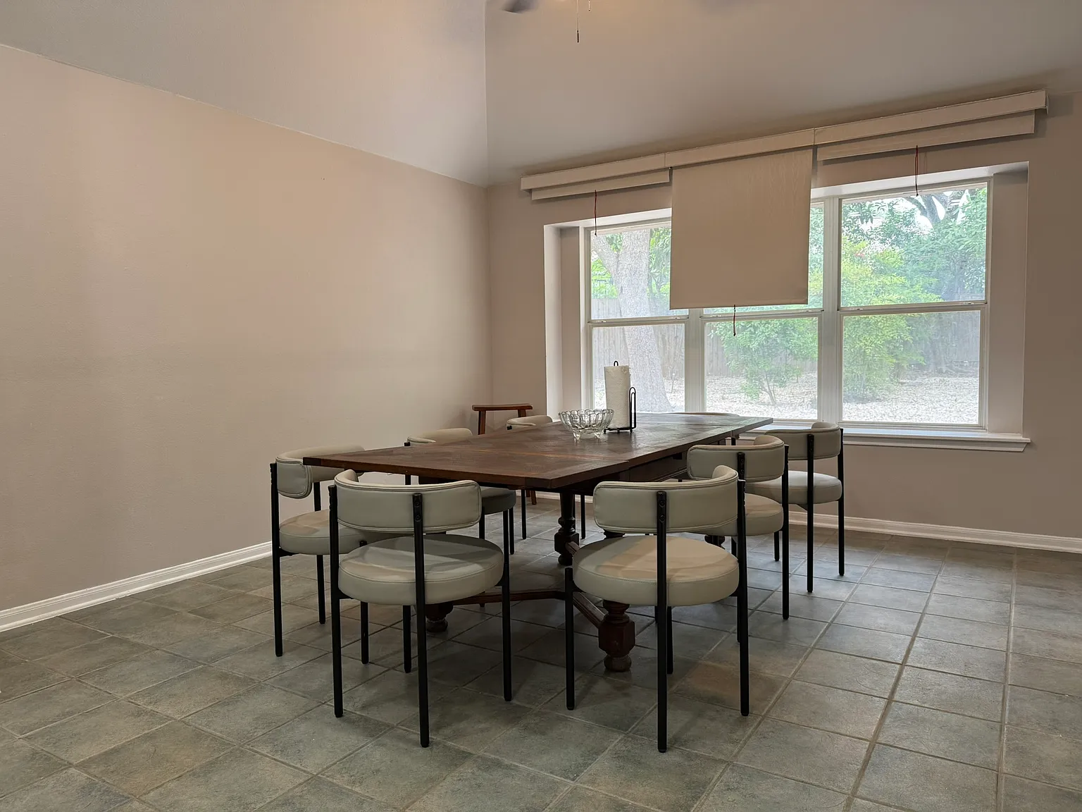 4 bed, 2339 sqft, $4,400 — Photo 4