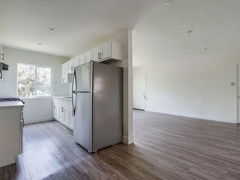 Stylish MidCentury Building in West Adams Park Tract — Photo 9