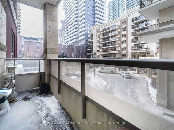 350 Princess Royal Dr #209, Mississauga, ON L5B 4N1