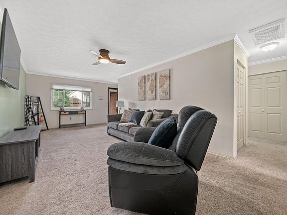 5th image of 152 Bombay Ave