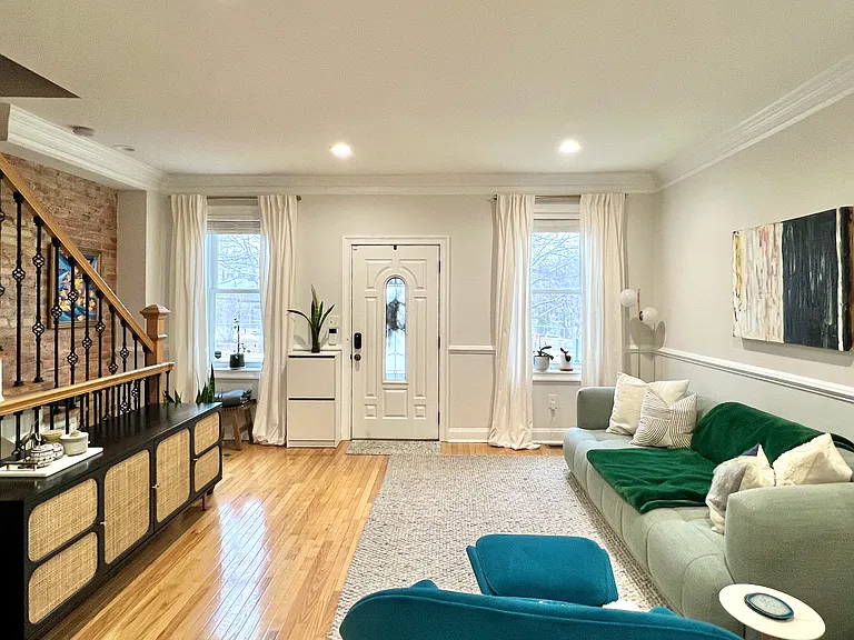 233 Bryant St NE — Photo 2