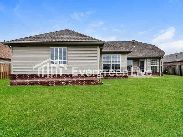 557 N Fox Meadows Ln — Photo 15