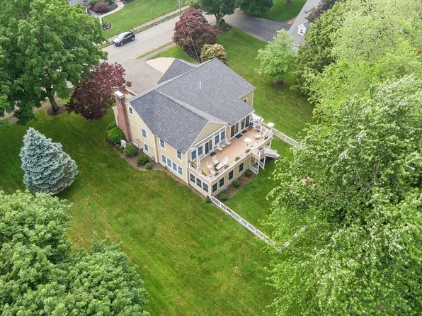 9 New Meadow Rd, Lynnfield, MA 01940