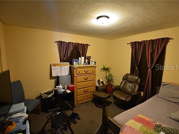 3rd image of 903 E Myrtle St