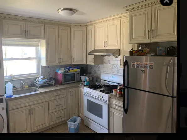 19 Rainbow Dr #1, Hauppauge, NY 11788