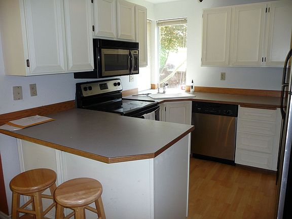 Kitchen w/ bar
