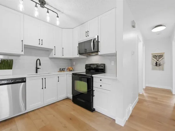 85 E Cedarwood Hl SW, Calgary, AB T2W 3H4