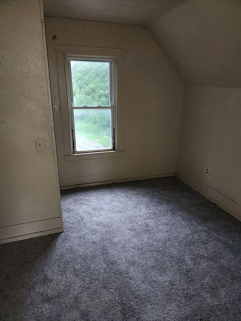 Single Family Home W/Large Yard & Off Street Parking — Photo 2