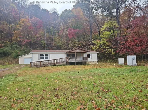 17801 Daniel Boone Pkwy, Peytona, WV 25154