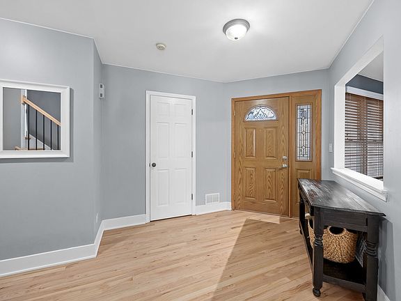 5th image of 907 Thornwood Ct #2