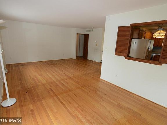 5th image of 256 Scotts Manor Dr