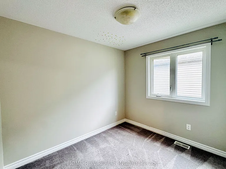 621 Lauraleaf Cres — Photo 19
