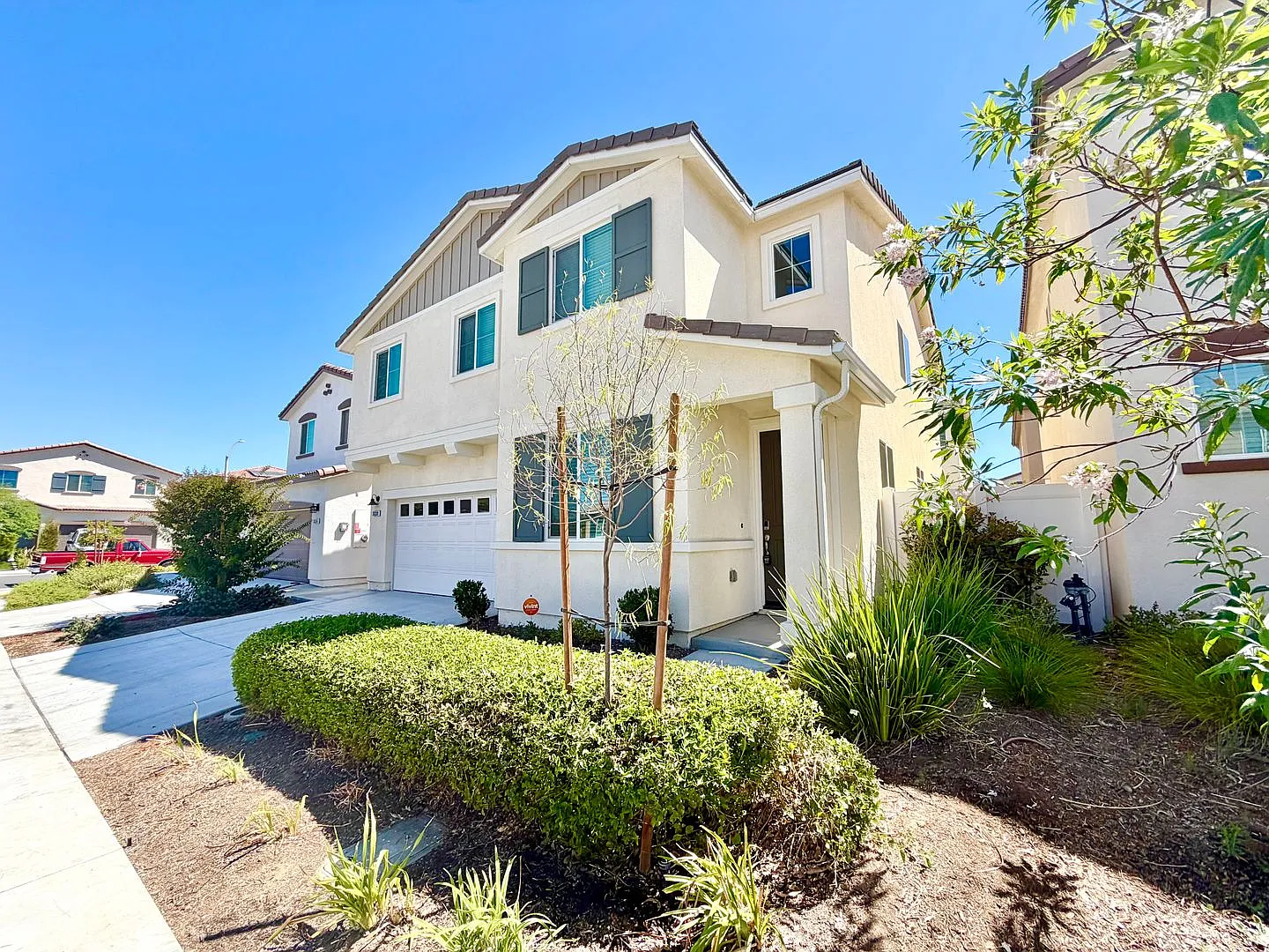 Modern 5 Bedroom Home With Solar Included In The Tierra Del Sol Community — Photo 1