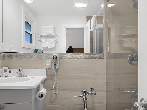 5th image of 226 Pantigo Rd #211