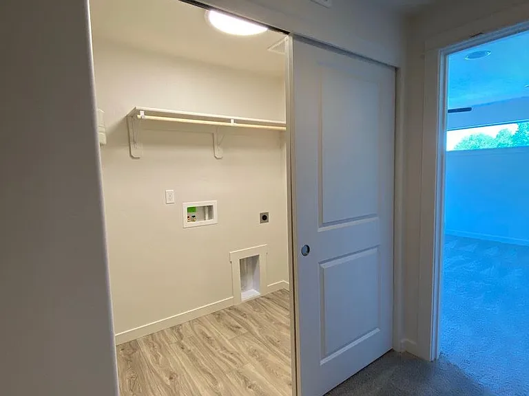 220 W Maple St #B — Photo 16