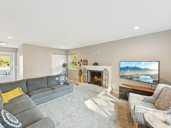 5th image of 6895 Meadowdale Cir