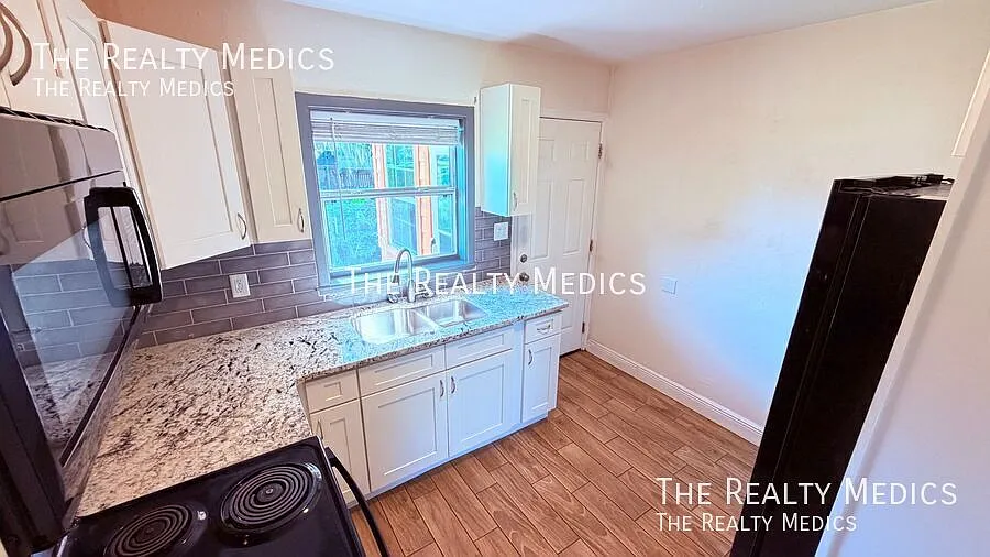 Charming 2-Bedroom Duplex Home With Water, Laundry, & Lawn Care Included! — Photo 4