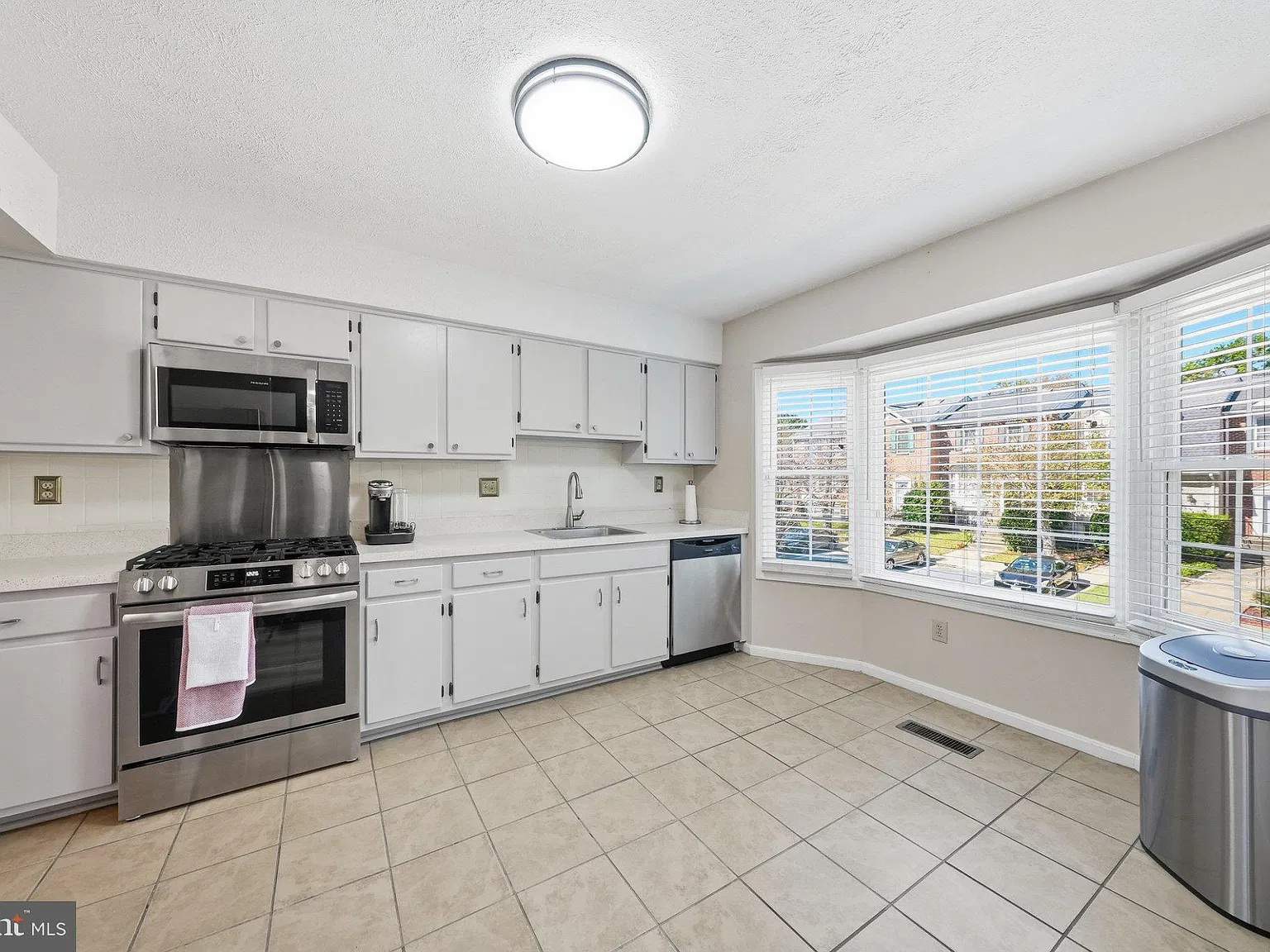 3 bed, 4.0 bath, 1368 sqft, $3,000 — Photo 3