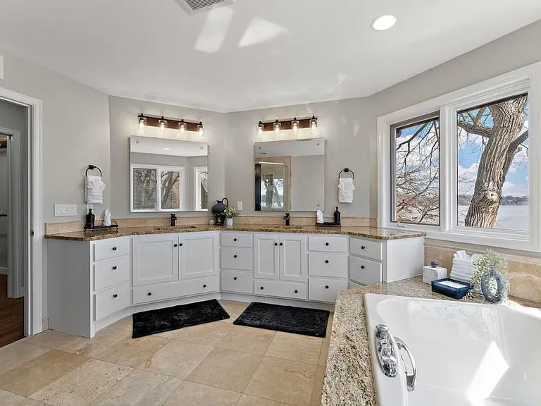 5720 Oakview Ln N — Photo 38