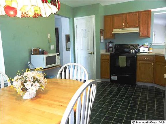 4th image of 34 Pine Hollow Ln