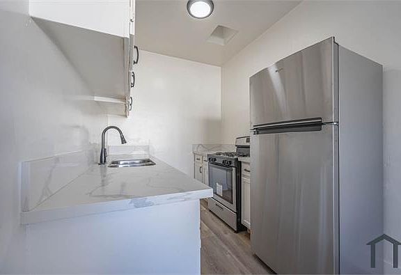 3rd image of 1522 N Mariposa Ave #106
