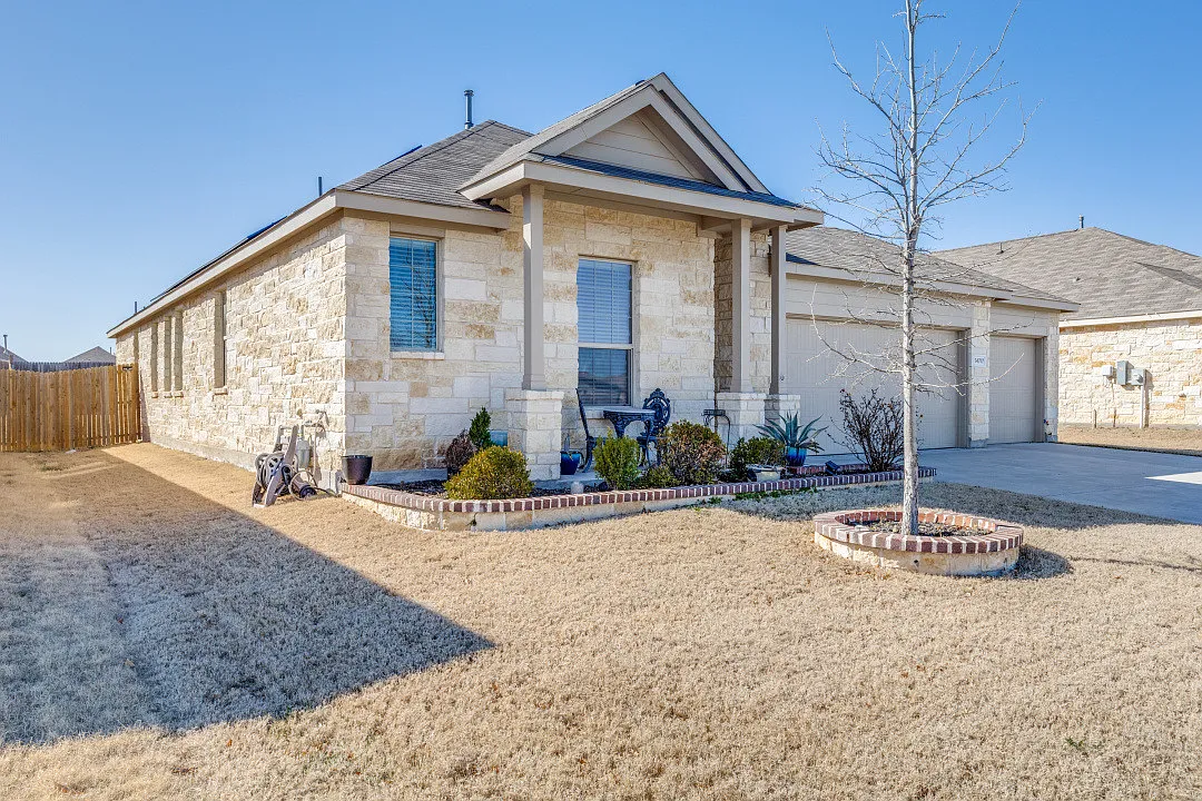 4 bed, 1993 sqft, $2,450 — Photo 4