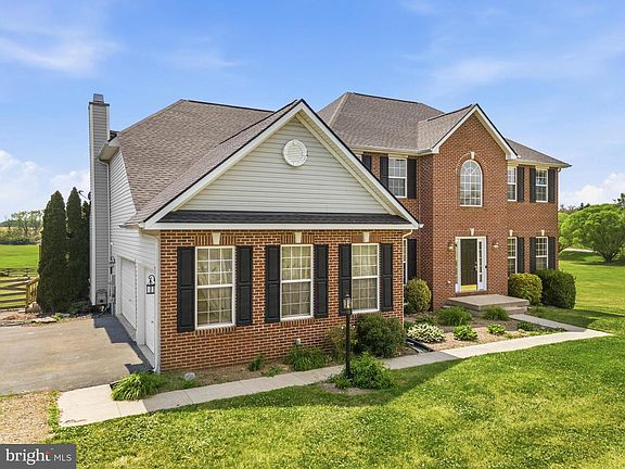 4th image of 300 Spruce Hill Way