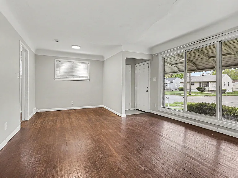 1189 Woodland Dr — Photo 4