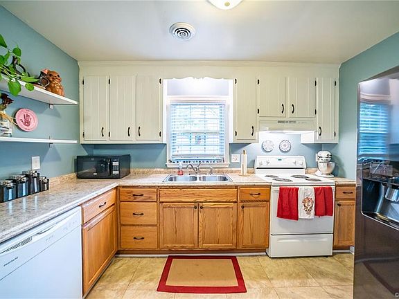 3rd image of 806 Vickilee Ct