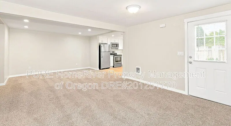 5 bed, 2.0 bath, 2106 sqft, $2,995 — Photo 4