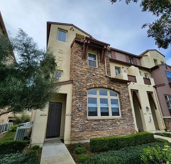 956 Tarragon Ln — Photo 1