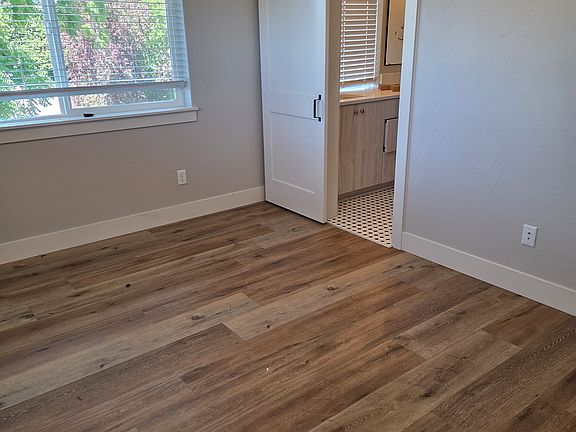 4th image of 2642 D St NE