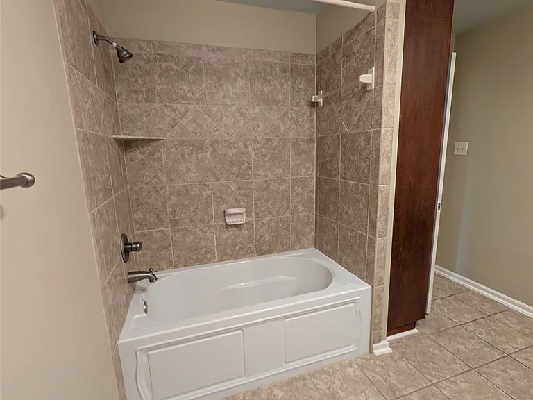 111 Arrowhead Dr — Photo 9