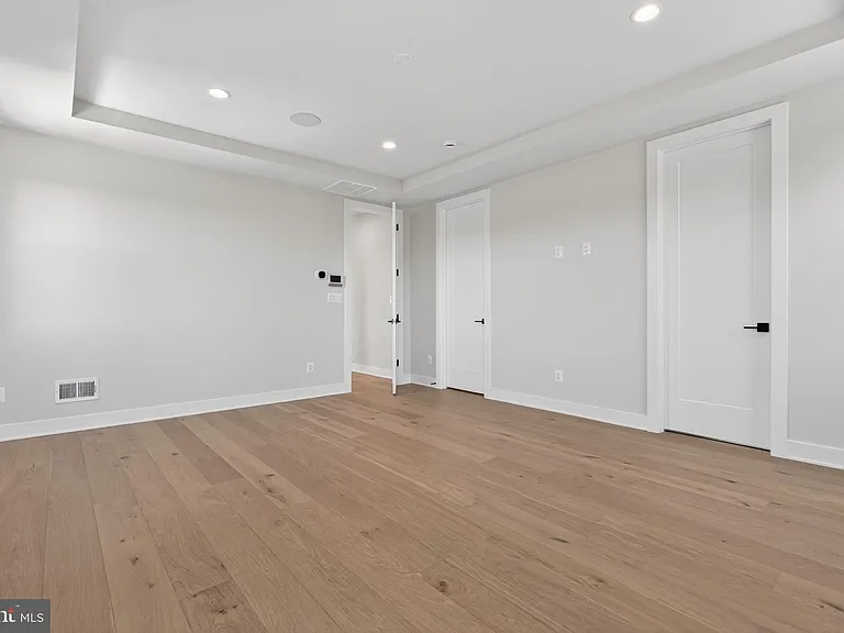 881 N Manchester St — Photo 29