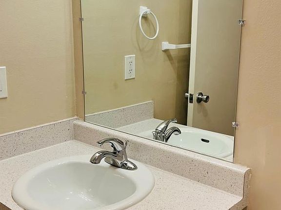 3rd image of 3911 Hamilton Ave APT 9