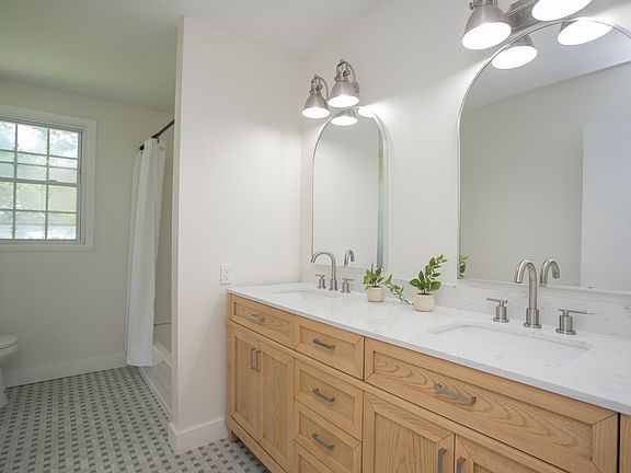 5th image of 514 Woodbury Dr