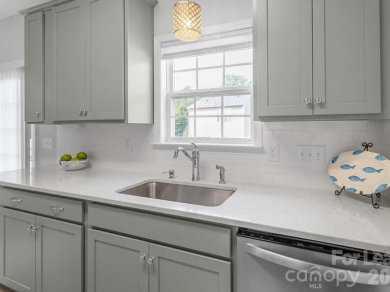 558 Calen Ln — Photo 11