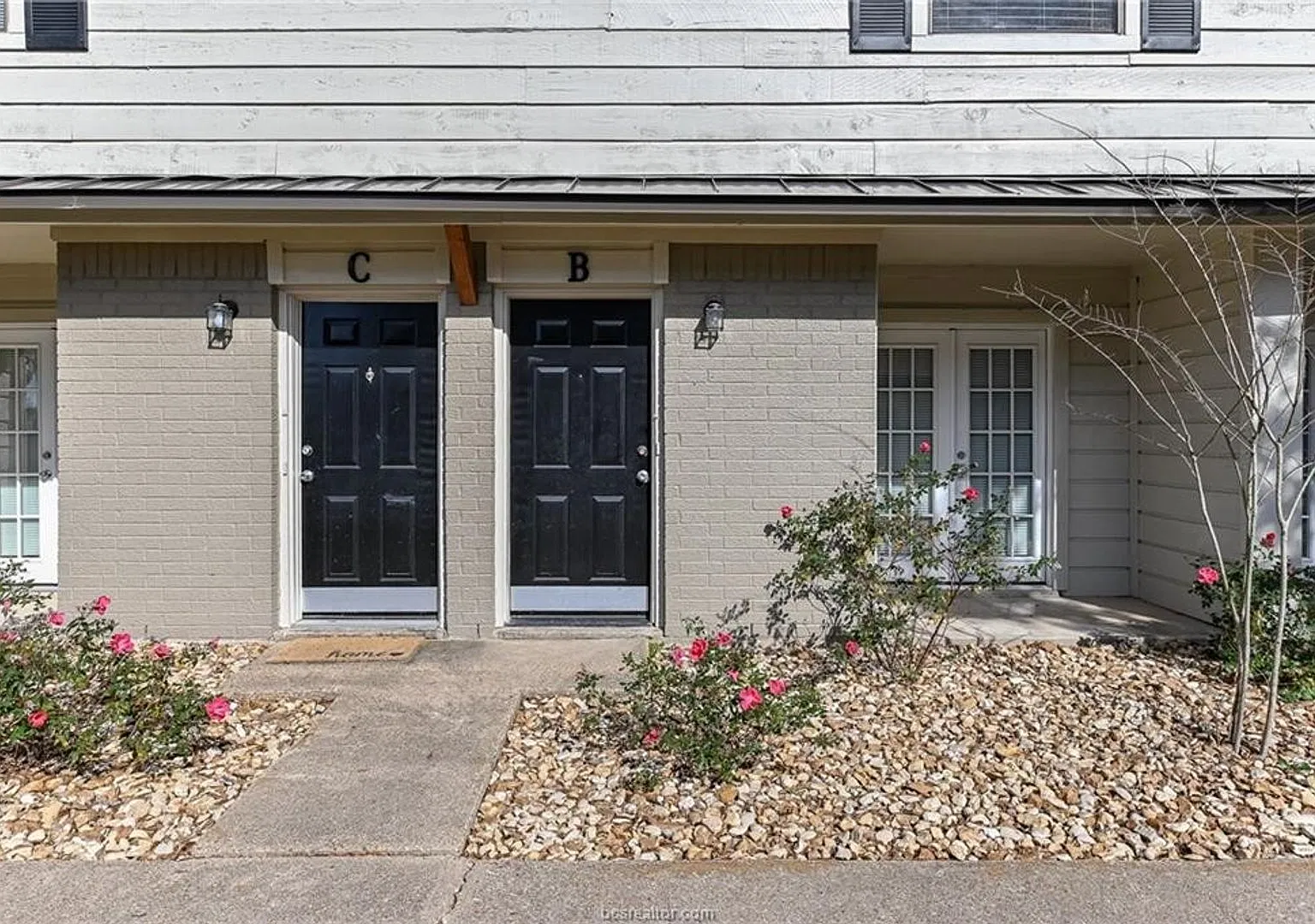 Beautiful 2 Bed/1.5 Bath with Awesome Features! — Photo 2