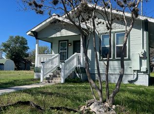 506 S Goodrich St, Seguin, TX 78155