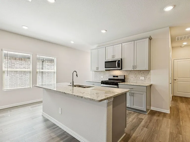 606 Travine Dr — Photo 6