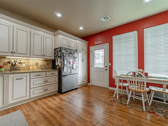 4th image of 302 W Springer Ave