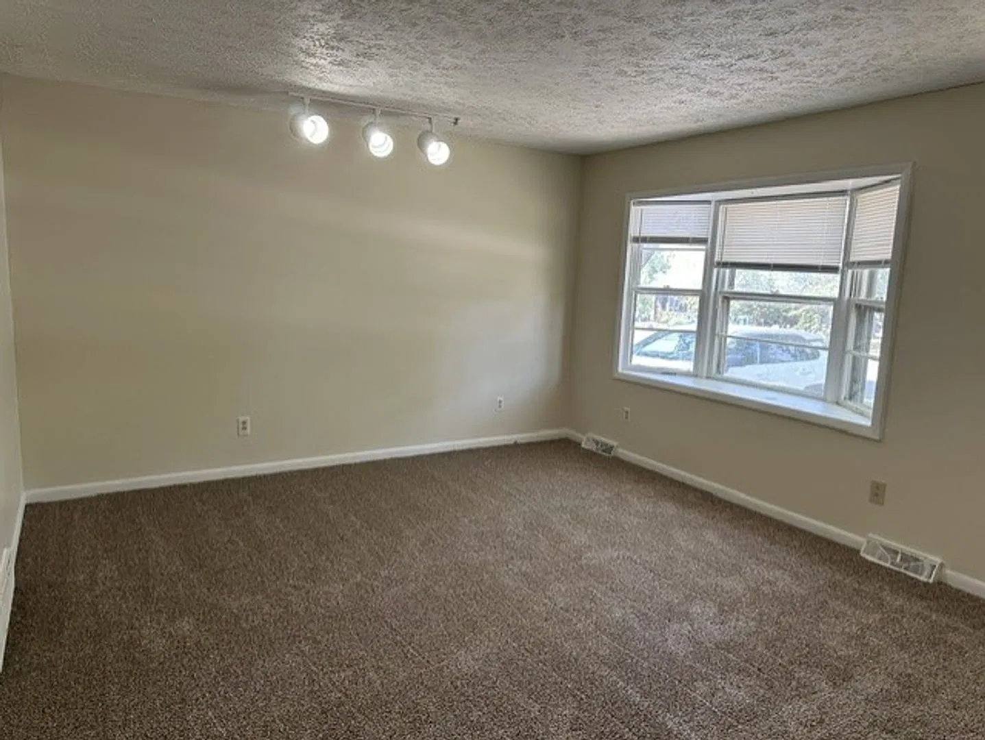 Coming Soon! Nice 3 Br House! *Autumn Special: 1/2 Off 1st Month!* — Photo 4