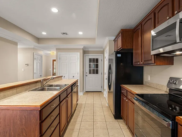 34 Clear Springs Ct — Photo 5