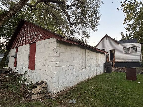 23rd image of 2423 W Garden St
