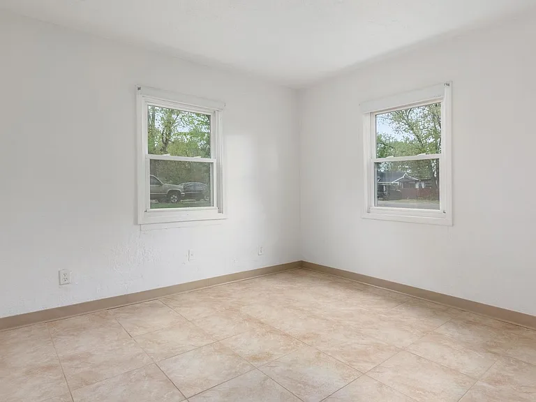 1231 S Denny St — Photo 8